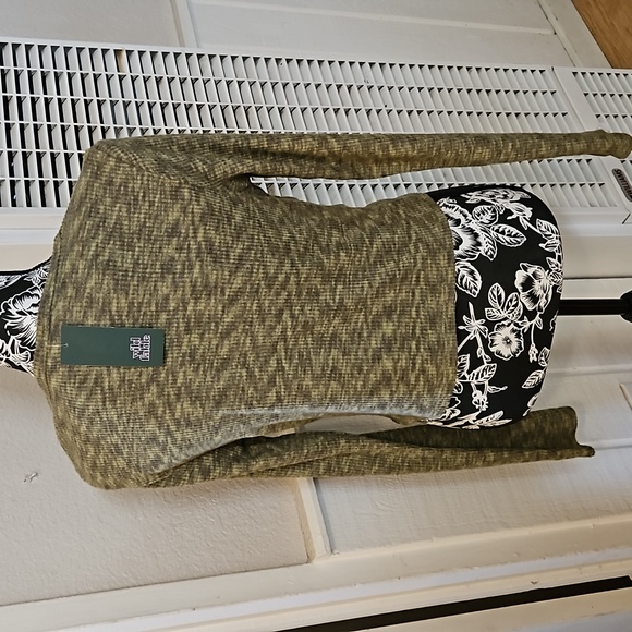 NWT Eylet Knit Top - Picture 3 of 3